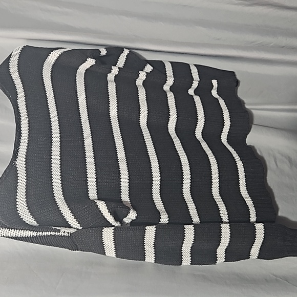 AMERICAN EAGLE OUTFITTERS SWEATER - Picture 4 of 4